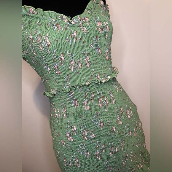 Green Ribbed Ruffle Dress - Picture 5 of 7
